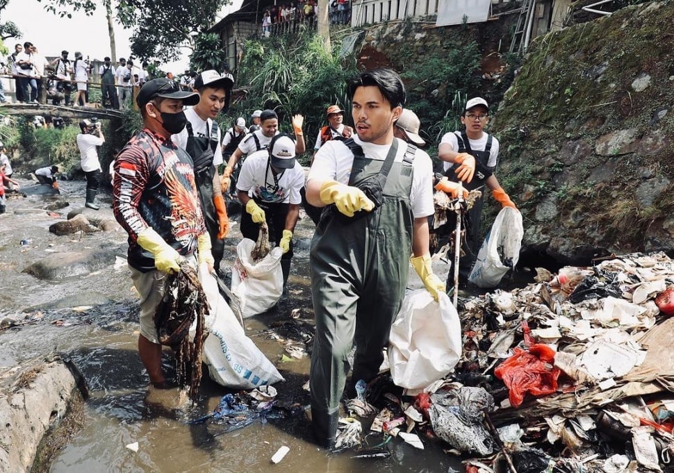 Potret Thariq Halilintar Bersihkan Sungai. (Instagram/thariqhalilintar)