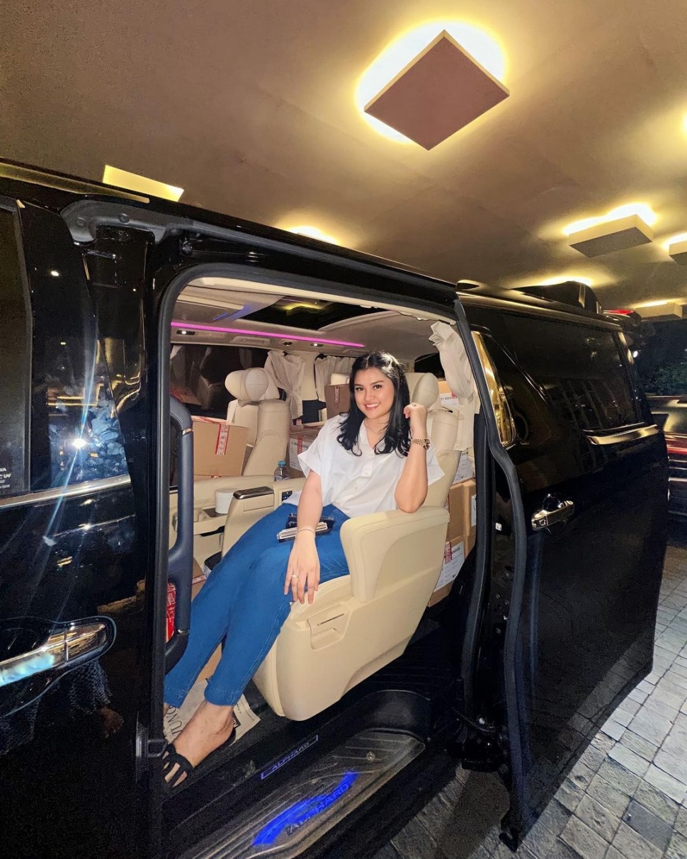 Nur Utami di dalam mobil Alphard (Instagram)