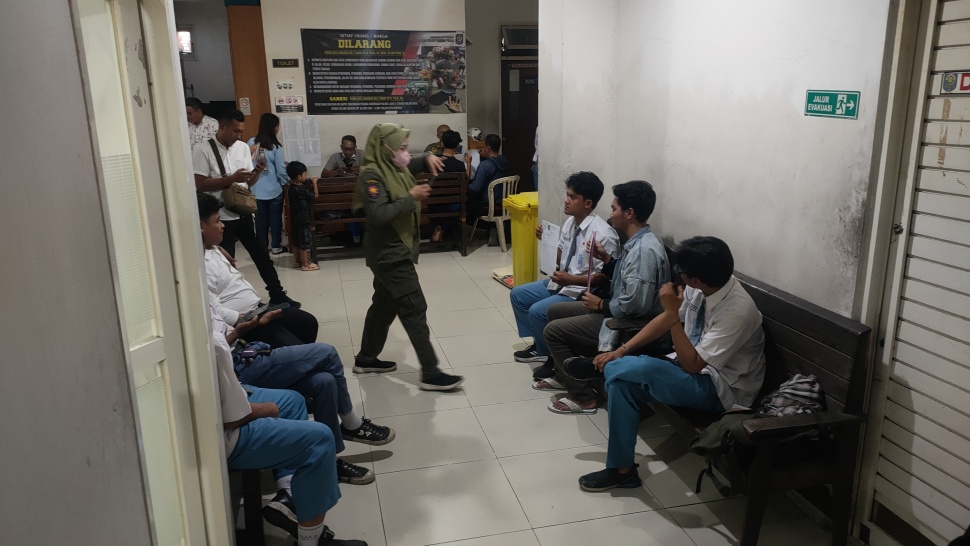 Belasan pelajar SMA yang terjaring razia di warung, saat jam pelajaran berlangsung. [SuaraJatim/Dimas Angga]