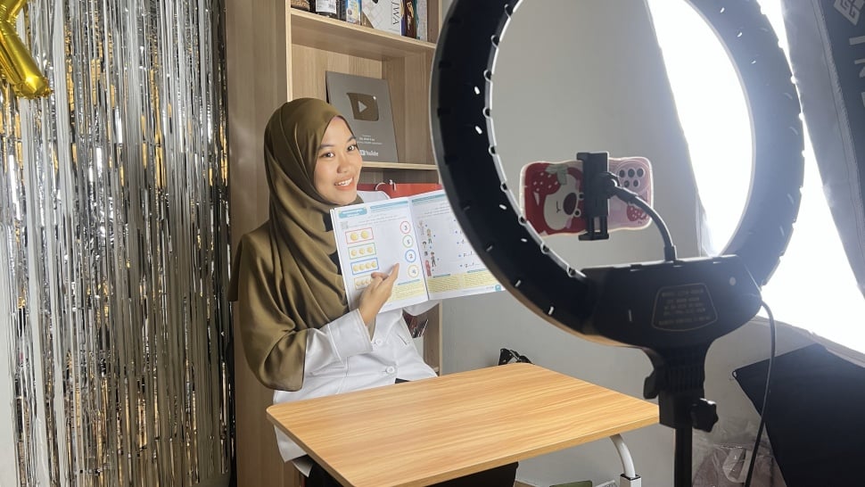 Guru honorer Siti Alifah Faiz membuat konten program Shopee Affiliate. (Dok: Istimewa)