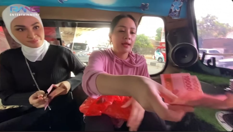 Nagita Slavina dan Futri Zulya Savitri naik angkot (YouTube)