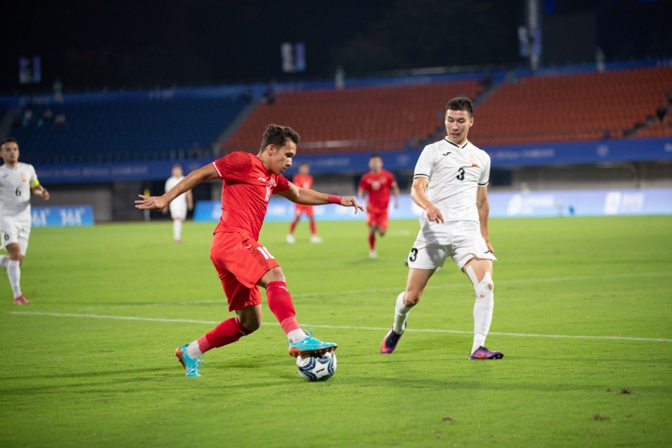 Winger Timnas Indonesia U-24, Egy Maulana Vikri menggiring bola ketika ditempel ketat pemain Kirgistan U-24 dalam matchday pertama Grup F Asian Games 2022 di Zhejiang Normal University East Stadium, Zhejiang, China, Selasa (19/9/2023) malam WIB. [Dok. PSSI]