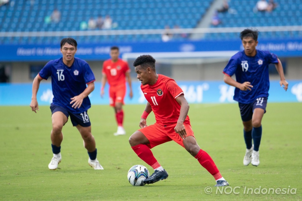 Pemain Timnas U-24 Indonesia, Ramai Rumakiek saat laga melawan Taiwan pada laga kedua Grup F Asian Games 2022 di Stadion Timur Zhejiang Normal University, China, Kamis (21/9/2023) malam WIB.  (NOC Indonesia/Naif Al'As)