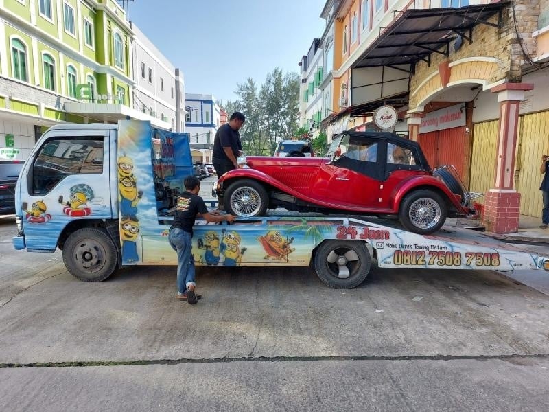 Penampakan mobil mewah milik eks Kepala Bea Cukai Makassar Andhi Pramono yang disita KPK. (Foto: Dok KPK)