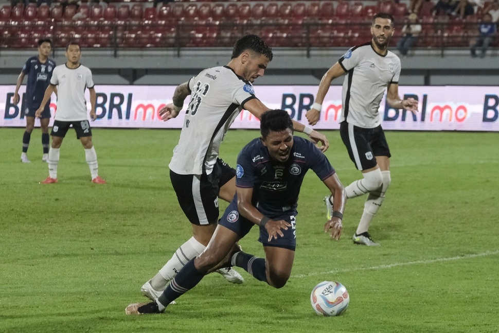 Pesepak bola RANS Nusantara FC Kiko (kiri) berebut bola dengan pesepak bola Arema FC Dedik Setiawan (tengah) dalam pertandingan BRI Liga 1 di Stadion Kapten I Wayan Dipta, Gianyar, Bali, Senin (14/8/2023) malam. RANS Nusantara FC mengalahkan tuan rumah Arema FC dengan skor 1-0. ANTARA FOTO/Nyoman Hendra Wibowo/hp. 