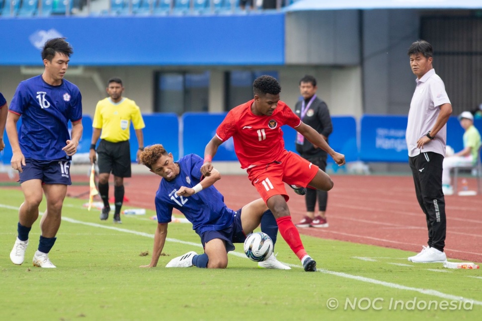 Winger Timnas Indonesia U-24, Ramai Rumakiek menggiring bola di antara para pemain Taiwan U-24 dalam matchday kedua Grup F Asian Games 2022 Hangzhou di Zhejiang Normal University East Stadium, China, Kamis (21/9/2023) sore WIB. [NOC Indonesia//Naif Al’As]