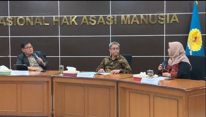 Komisioner Komnas HAM menggelar konferensi pers terkait temuan pelanggaran HAM dalam peristwa bentrok di Pulau Rempang Kepulauan Riau beberapa waktu lalu. Abdul Haris Semendawai (berjas) dengan Putu Elvina (sebelah kanan) menyampaikan mengenai bayi yang terpapar gas air mata dalam peristiwa tersebut. [Suara.com/Rakha]