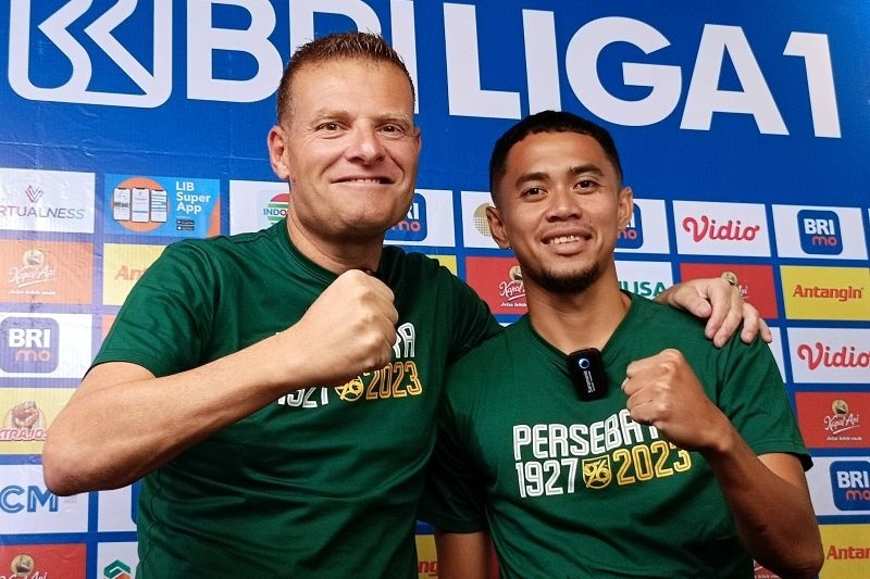 Pelatih Persebaya Josep Gombau (kiri) bersama kapten tim Reva Adi Utama (kanan) foto bersama usai konferensi pers di Surabaya, Jumat (22/9/2023). (ANTARA/Naufal Ammar Imaduddin)