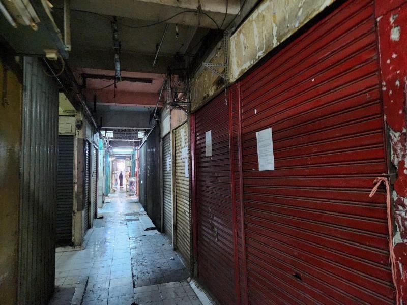 Kios pedagang di Pasar Tanah Abang Blok G, Jakarta Pusat tutup karena sepi pengunjung. (Suara.com/Fakhri)