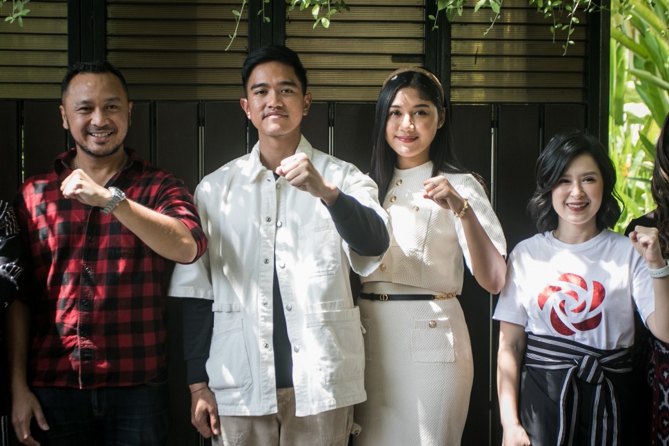 Putra bungsu Presiden Joko Widodo, Kaesang Pangarep didampingi istri Erina Gudono foto bersama Ketum PSI Giring Ganesha dan Wakil Dewan Pembina Grace Natalie Solo, Jawa Tengah, Sabtu (23/9/2023). (ANTARA FOTO/Mohammad Ayudha).