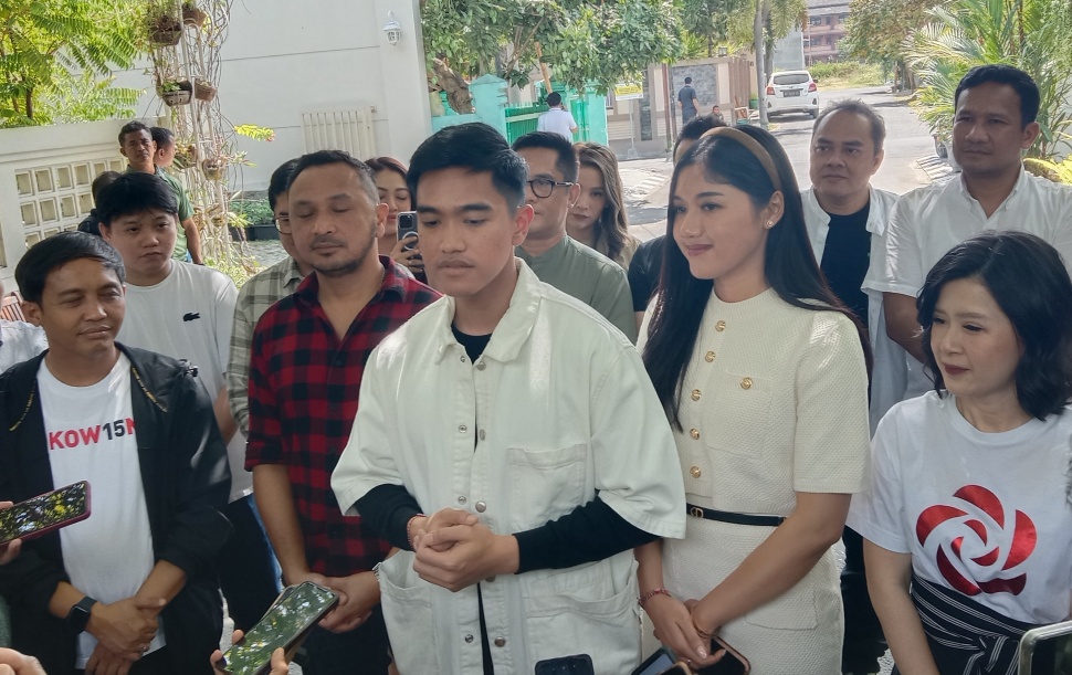 Kaesang Pangarep usai menerima KTA dari DPP PSI. (Suara.com/Ari Welianto)