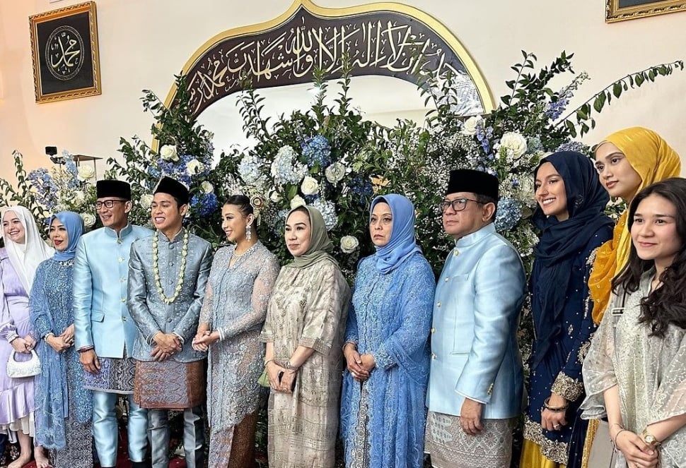 Atheera dan Panji berfoto bareng keluarga besar usai menikah di sebuah masjid di New York. [Instagram]