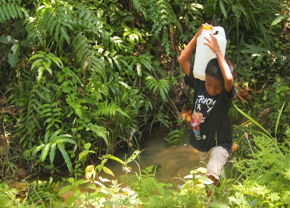 Hadirkan Sumur Wakaf, Penduduk Buano Maluku Kini Tak Lagi Minum Air Payau. (Dok: Dompet Dhuafa)