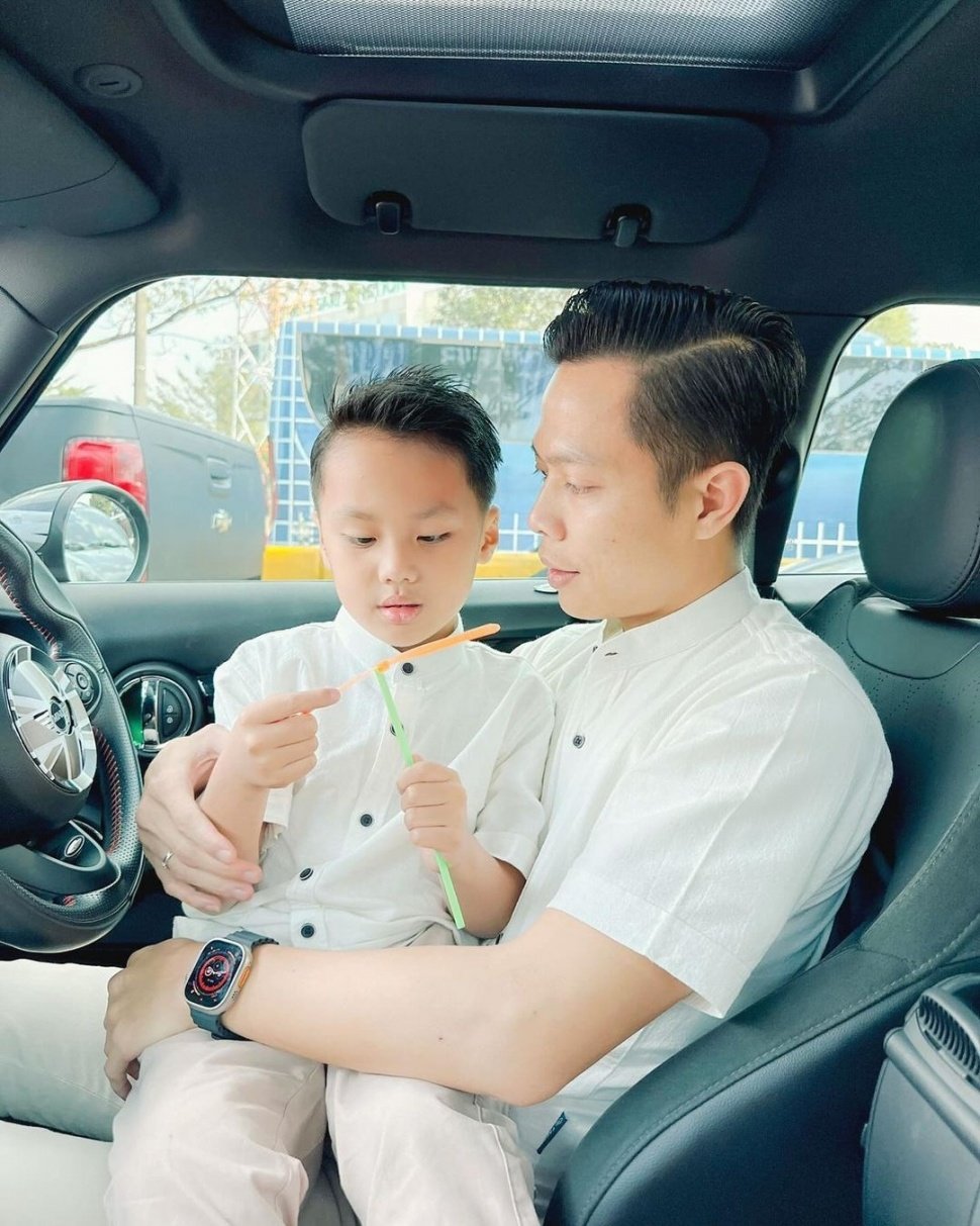 Potret Kebersamaan Yusuf Anak Larissa Chou dan Ayah Sambung. (Instagram/ikramrosadi)