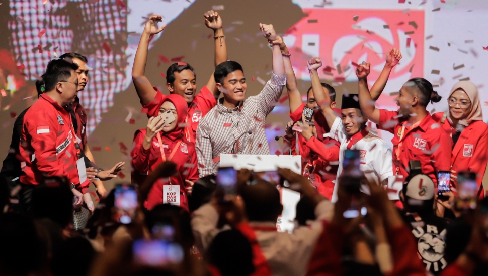 Ketua umum baru Partai Solidaritas Indonesia, Kaesang Pangarep memberikan pidato politiknya pada acara Kopdarnas Deklarasi Politik PSI di Djakarta Theater, Jakarta, Senin (25/9/2023). [Suara.com/Alfian Winanto]