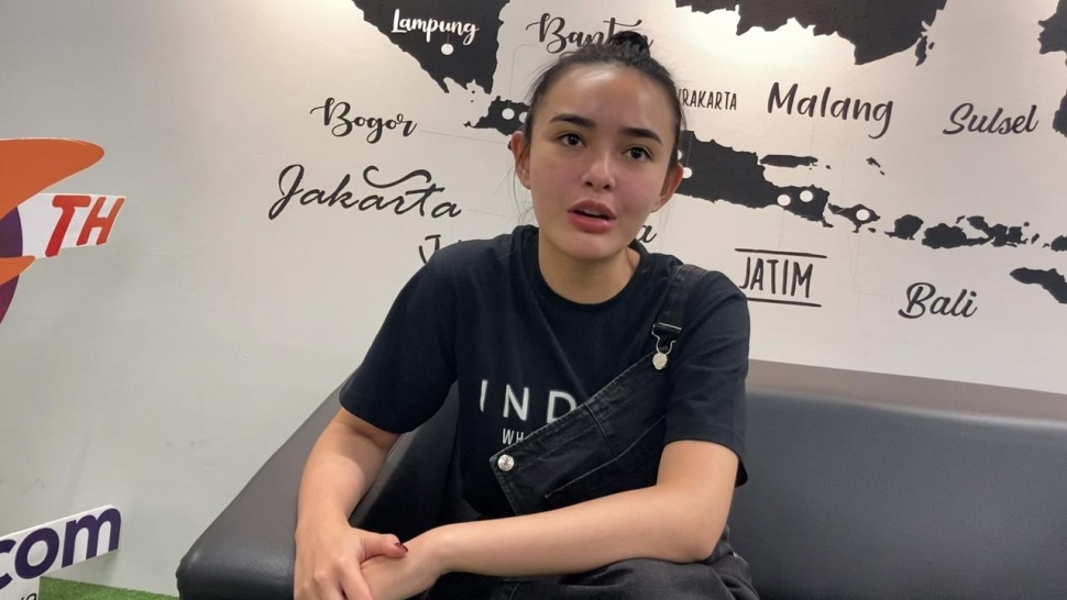 Amanda Manopo di sela kunjungannya ke kantor Suara.com yang berlokasi di kawasan Mega Kuningan, Jakarta Selatan pada Jumat (29/9/2023). [Suara.com/Adiyoga Priyambodo]