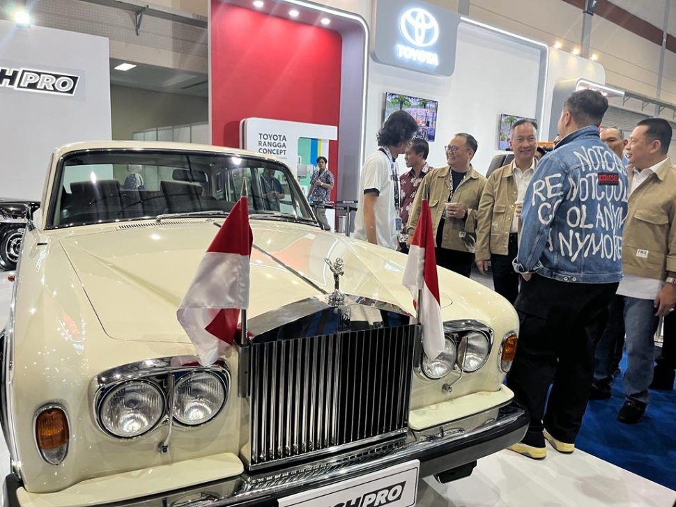 Mobil Rolls-Royce Silver Shadow II peninggalan Ratu Elizabeth II di ajang Indonesia Modification Expo (IMX) 2023, JCC, Jakarta Pusat, Jumat (29/9/2023) [Suara.com/Rena Pangesti]