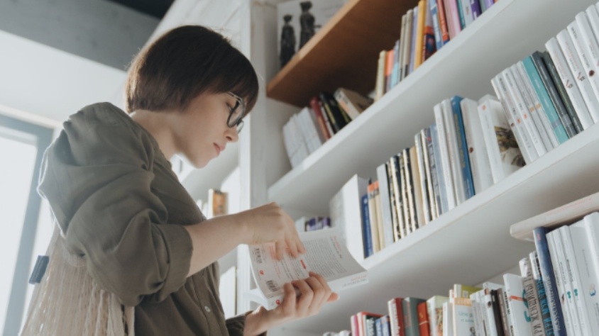 Ilustrasi membaca buku (pexels/Cottonbro Studio)