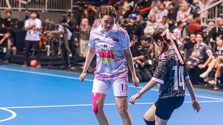 Potret Aaliyah Massaid Bermain Futsal (Instagram/@aaliyah.masaid)