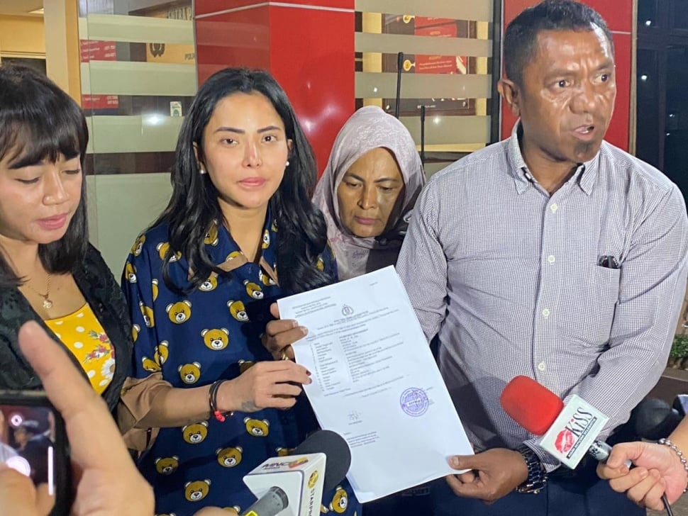 Ayu Aulia didampingi kuasa hukum dan ibu kandung usai melaporkan Gege Fransiska atas tuduhan penganiayaan di Polres Metro Jakarta Selatan, Selasa (3/10/2023) [Suara.com/Tiara Rosana]