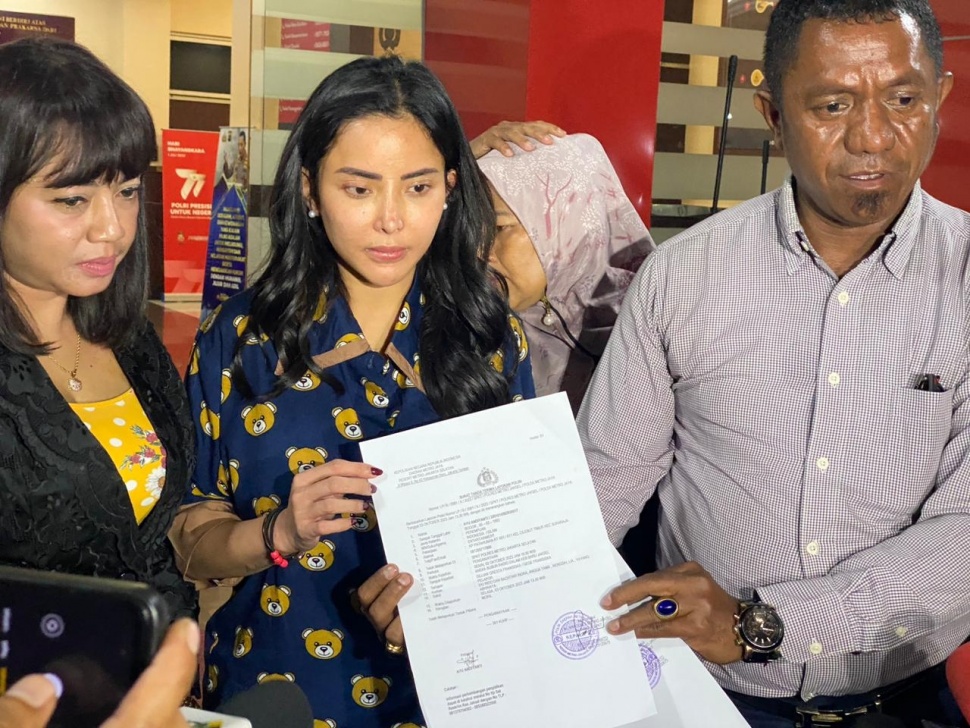 Ayu Aulia didampingi kuasa hukum dan ibu kandung usai melaporkan Gege Fransiska atas tuduhan penganiayaan di Polres Metro Jakarta Selatan, Selasa (3/10/2023) [Suara.com/Tiara Rosana]