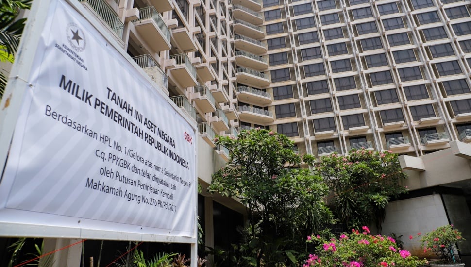 Papan peringatan terlasang di Hotel Sultan, Kompleks GBK, Jakarta, Rabu (4/10/2023). [Suara.com/Alfian Winanto]