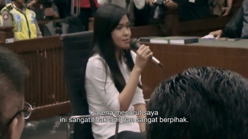Jessica Wongso dalam persidangan kasus pembunuhan Wayan Mirna Salihin. (Netflix Indonesia/Ice Cold: Murder, Coffee, Jessica Wongso)