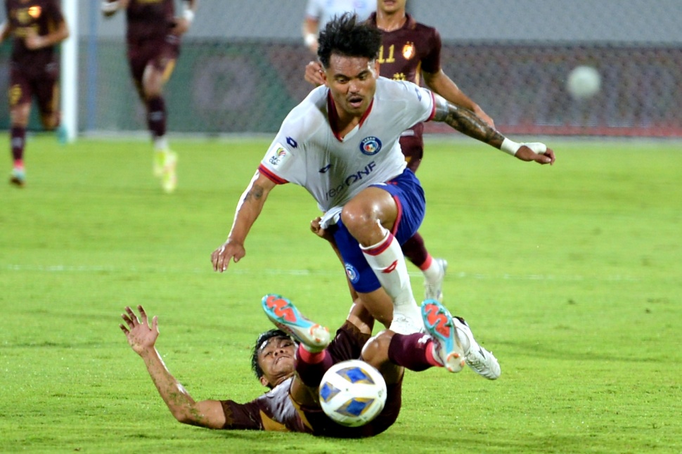 Pesepak bola PSM Makassar Muhammad Rizky Pratama (bawah) menghadang pesepak bola Sabah FC Saddil Ramdani (atas) saat pertandingan Grup H Piala AFC 2023/2024 di Stadion Kapten I Wayan Dipta, Gianyar, Bali, Kamis (5/10/2023). ANTARA FOTO/Fikri Yusuf/Spt. 