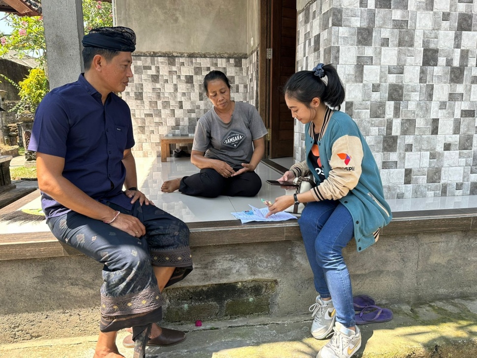 Pegawai PT Pos Indonesia menyalurkan bantuan sosial secara door to door. (Dok: Pos Indonesia)