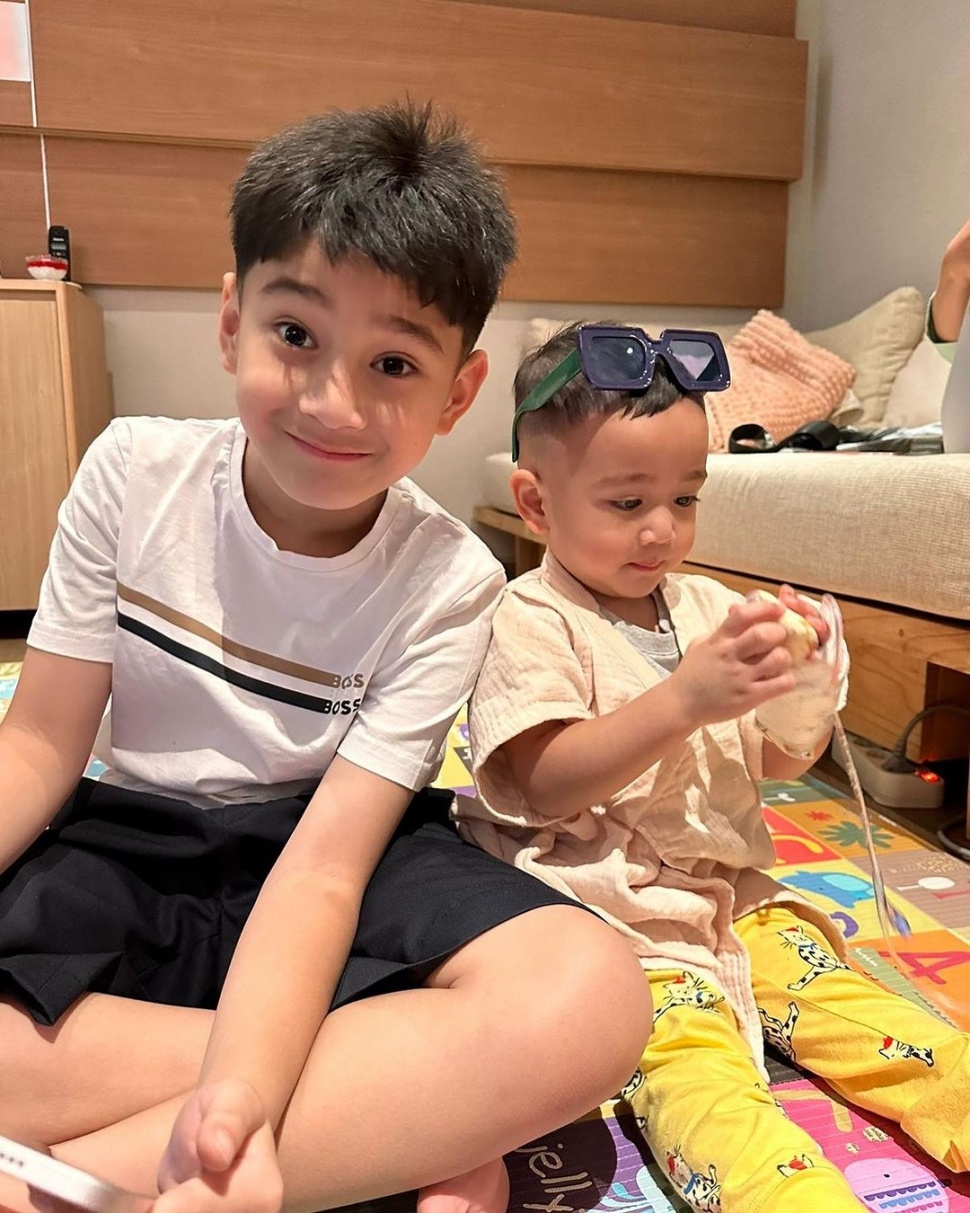 Rafathar menemani sang adik, Rayyanza alias Cipung yang tengah dirawat di rumah sakit. [Instagram]