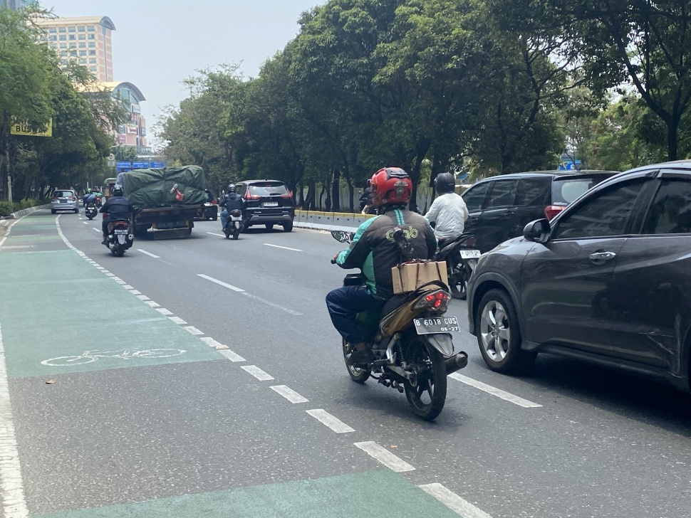Kondisi jalanan di kawasan Cengkareng Jakbar saat cuaca panas ekstrem di Jakarta. (Suara.com/Faqih)
