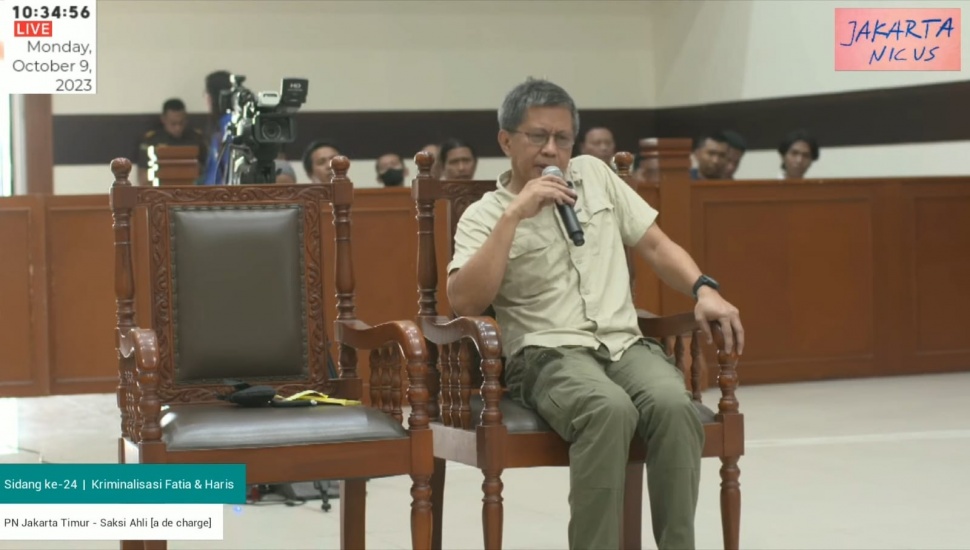 Rocky Gerung saat menjadi saksi ahli untuk terdakwa Haris Azhar dan Fatia KontraS terkait sidang kasus 'Lord Luhut' di PN Jaktim. (tangkapan layar/ist)