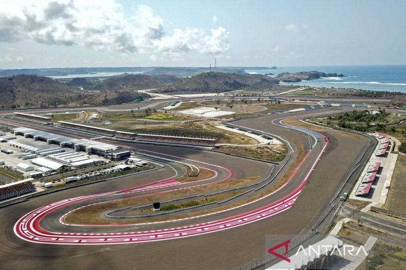 Foto udara tikungan 16 Pertamina Mandalika International Street Circuit yang telah selesai dicat di Kuta Mandalika, Praya, Lombok Tengah, NTB, Selasa (3/10/2023). Ajang balapan MotoGP 2023 seri 15 di sirkuit Mandalika dengan nama resmi Pertamina Grand Prix of Indonesia akan berlangsung pada 13-15 Oktober 2023. ANTARA FOTO/Ahmad Subaidi/tom.