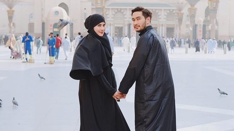 Potret Umrah Syahnaz Sadiqah dan Jeje Govinda (Instagram/@syahnazs)