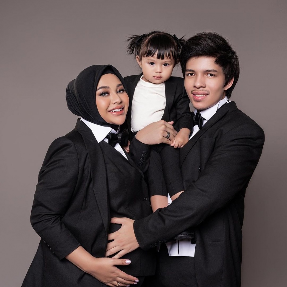 Atta Halilintar bersama Aurel Hermansyah dan putrinya, Ameena Hanna Nur Atta. [Instagram]