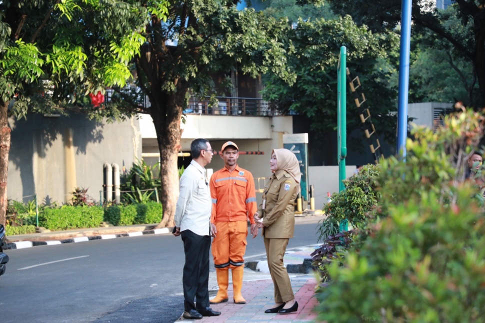 Pj Gubernur DKI Jakarta, Heru Budi Hartono sedang berbincang dengan petugas PPSU. (Dok: Pemprov DKI Jakarta)