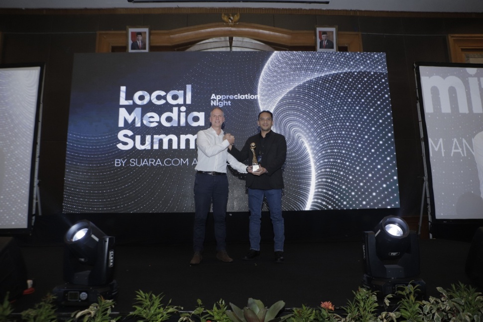 EVP Komunikasi Korporat dan TJSL PLN, Gregorius Adi Triant saat menerima apresiasi untuk kategori  perusahaan dengan inovasi komunikasi dan informasi terbaikd i ajang Local Media Summit 2023. (Dok: Suara.com)