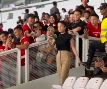 Istri Pratama Arhan, Azizah Salsha saat nonton laga Timnas Indonesia vs Brunei Darussalam. (Instagram)