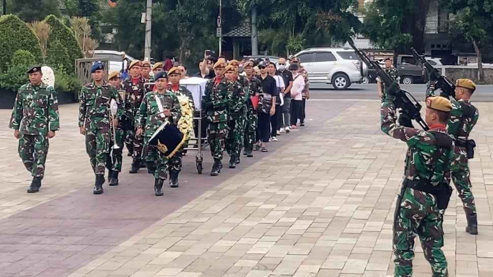 Prosesi pemakaman ayah Ari dan Ira Wibowo, Wibowo Wirjodiprodjo di TMP Kalibata, Jakarta, Minggu (15/10/2023). [Suara.com/ Adiyoga Priyambodo}