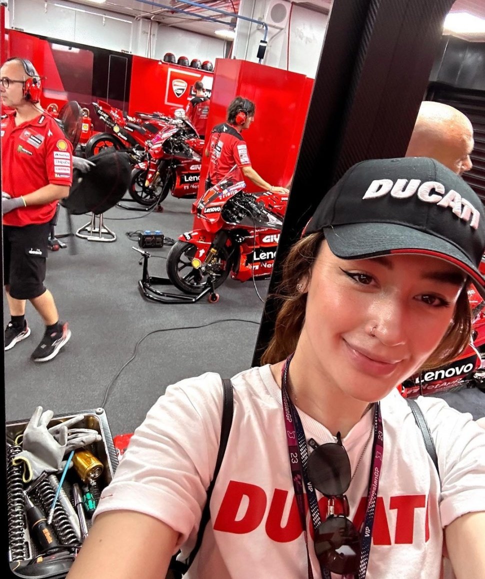 Natasha Ryder nonton MotoGP di Mandalika, Minggu (15/10/2023). [Instagram]