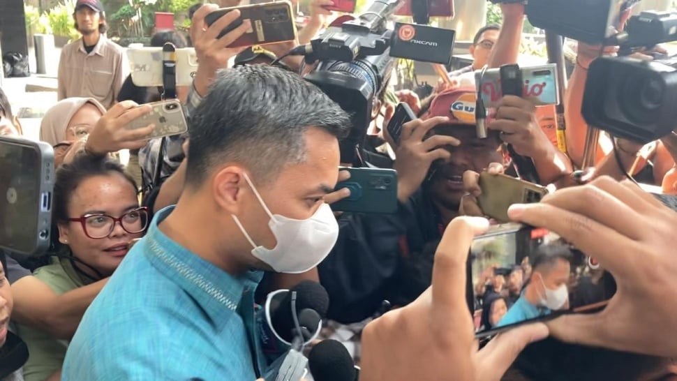 Suami Zaskia Gotik, Sirajuddin Mahmud usai diperiksa di Komisi Pemberantasan Korupsi (KPK), Jakarta, Senin (16/10/2023) [Suara.com/Adiyoga Priyambodo]