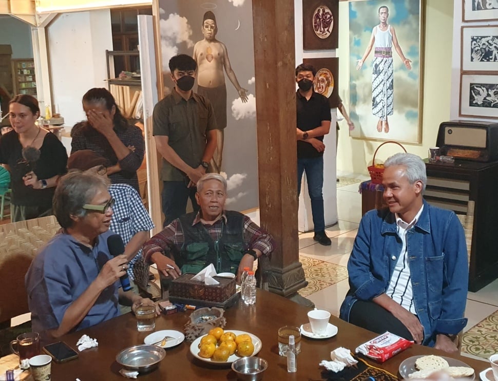 Bakal Calon Presiden (bacapres) Ganjar Pranowo di makan rumah seniman sekaligus budayawan Yogyakarta Butet Kartaredjasa bersama seniman-seniman lain di Bantul, Senin (16/10/2023) malam. [Suarajogja.id/Hiskia Andika Weadcaksana]