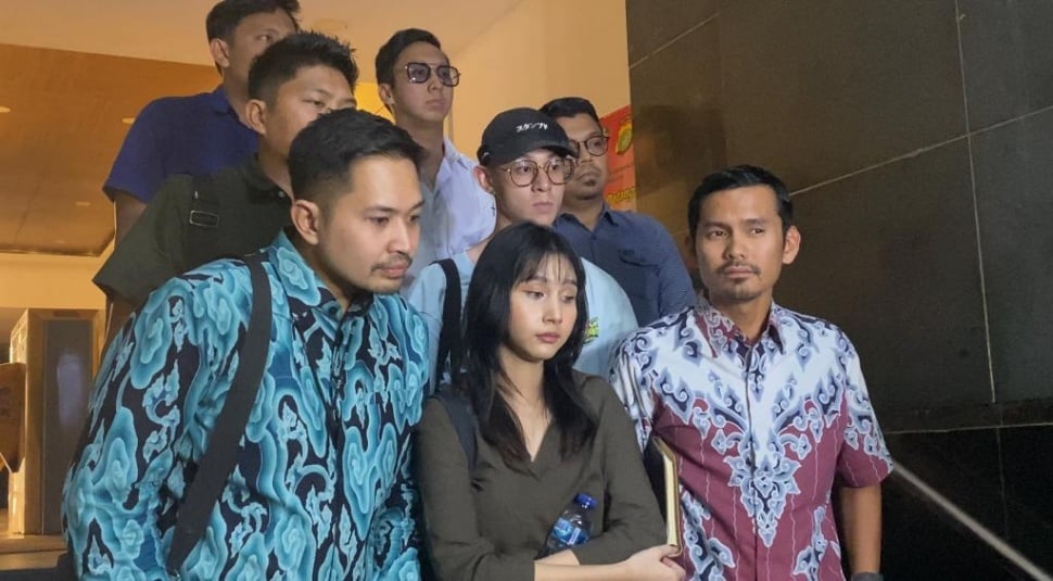 Tenri Ajeng Annisa usai konfrontasi dengan Virgoun dan Inara Rusli atas laporan perzinaan di Ditreskrimum Polda Metro Jaya, Selasa (17/10/2023). [Suara.com/Tiara]