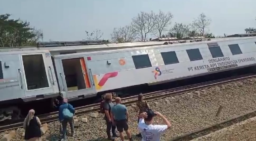 kereta api Argo Semeru anjlok di petak Sentolo-Wates, Kulon Progo, Selasa (17/10/2023). BNPB