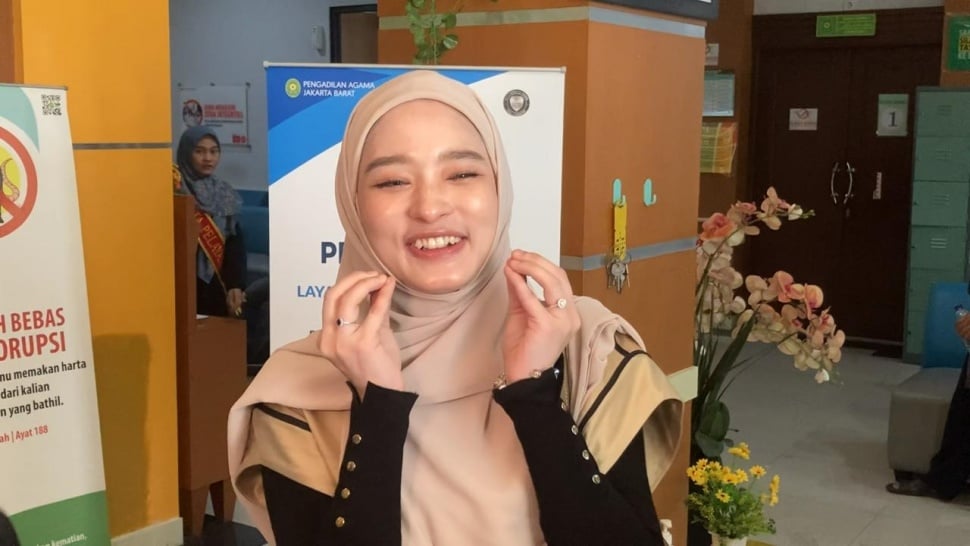 Inara Rusli di Pengadilan Agama Jakarta Barat, Rabu (18/10/2023). [Suara.com/Yoga]