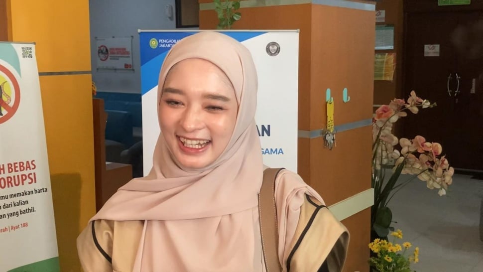 Inara Rusli di Pengadilan Agama Jakarta Barat, Rabu (18/10/2023). [Suara.com/Yoga]