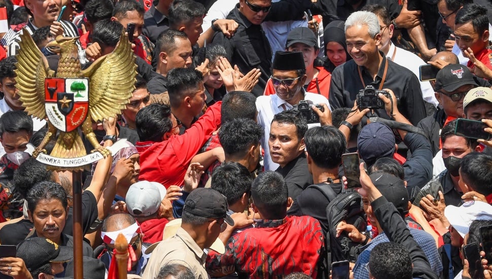 Bakal calon presiden Ganjar Pranowo (kanan) didampingi bakal calon wakil presiden Mahfud MD (kiri) bersama para pendukungnya tiba di Gedung KPU, Jakarta, Kamis (19/10/2023). [ANTARA FOTO/Aditya Pradana Putra/Spt]