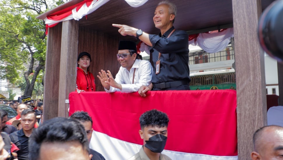 Pasangan bakal calon presiden Ganjar Pranowo dan bakal calon wakil presiden Mahfud MD menyapa pendukungnya saat menuju ke Kantor KPU, Jakarta, Kamis (19/10/2023). [Suara.com/Alfian Winanto]