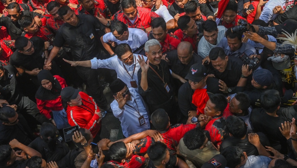 Bakal calon presiden Ganjar Pranowo (kanan) didampingi bakal calon wakil presiden Mahfud MD (kiri) bersama para pendukungnya tiba di Gedung KPU, Jakarta, Kamis (19/10/2023). ANTARA FOTO/Aditya Pradana Putra/Spt]  