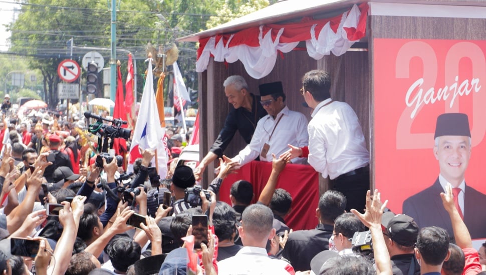 Pasangan bakal calon presiden Ganjar Pranowo dan bakal calon wakil presiden Mahfud MD menyapa pendukungnya saat menuju ke Kantor KPU, Jakarta, Kamis (19/10/2023). [Suara.com/Alfian Winanto]